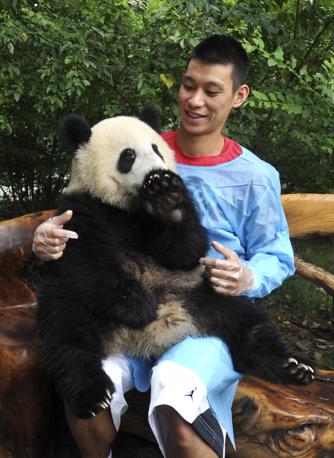 Jeremy Lin, play di Houston,  da qualche giorno in Cina in un tour promozionale. Non poteva mancare la foto con l'animale simbolo del gigante asiatico. Ap